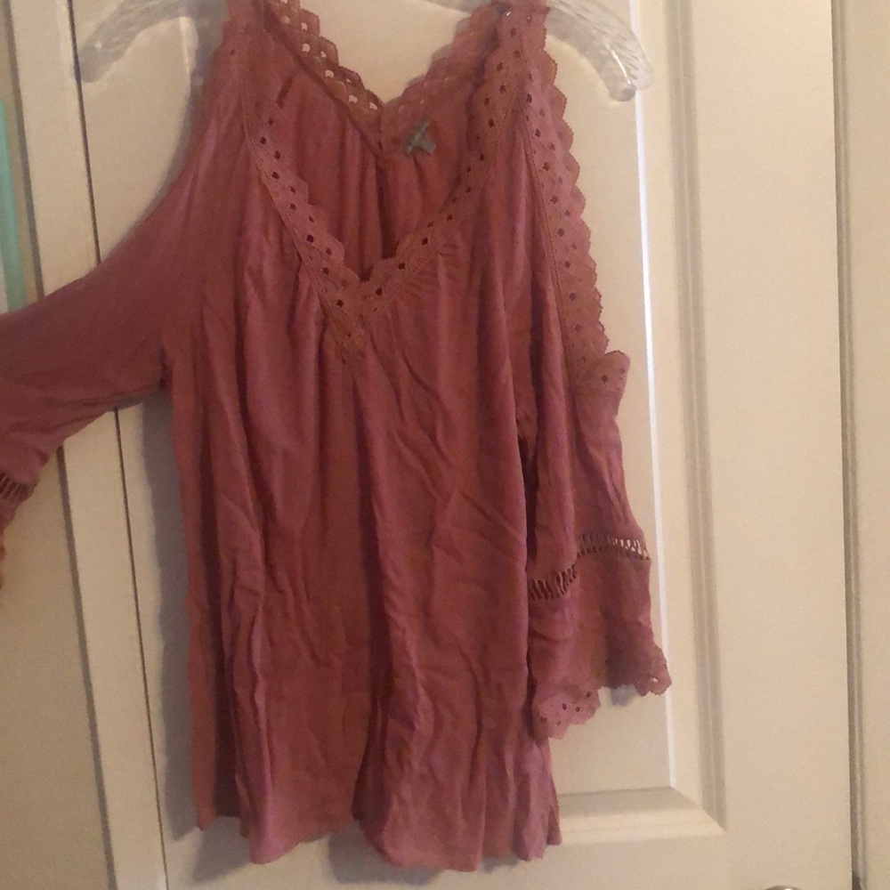 Blouse with exposed shoulders